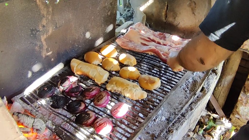 Chori Cheto on the barbecue, accompanied by other food
